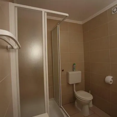 Siesta Apartmanhaz 3* באלאטונפורד